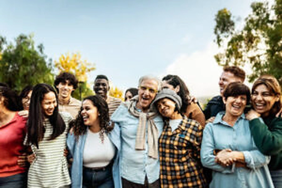 Comunidad unida en un encuentro de bienestar
