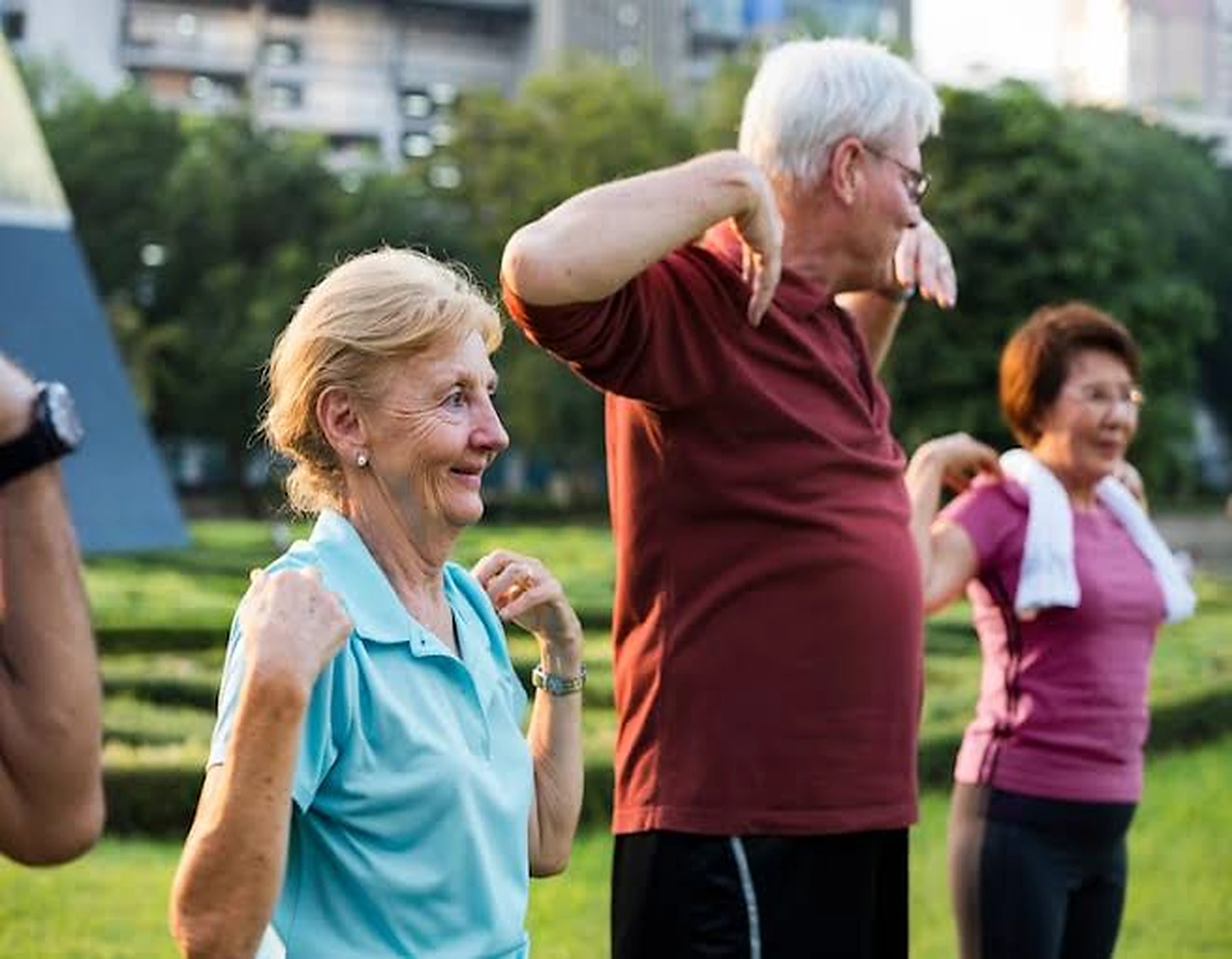 Personas mayores disfrutando una actividad al aire libre